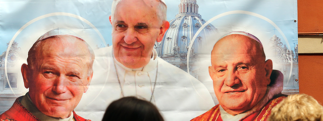 Poster mit Bildern von Johannes Paul II., Johannes XXIII. und Franziskus