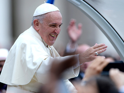 Papst Franziskus fährt im Jeep durch die Menschenmenge auf dem Petersplatz