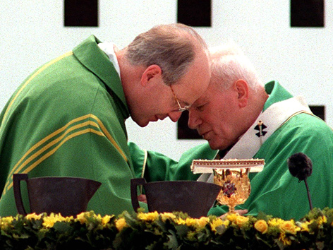 Papst Johannes Paul II. (re.) und Kardinal Christoph Schönborn (li.) am 21.6.1998 auf dem Wiener Heldenplatz