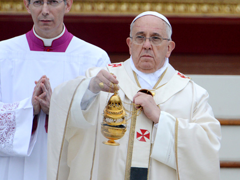 Papst Franziskus schwenkt Weihrauchkessel