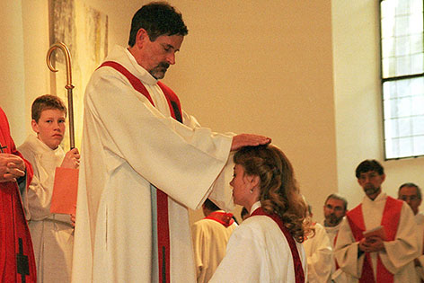 Eine Altkatholikin wird in der Schweiz zur Priesterin geweiht.