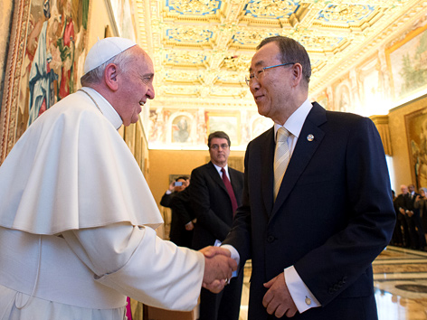Papst Franziskus und UNO-Generalsekretär Ban Ki Moon schütteln einander die Hände