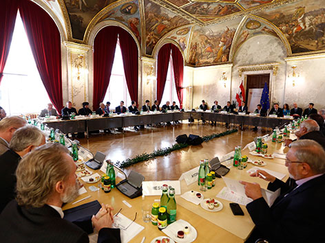 Religionsvertreter und Minister Sebastian Kurz in einem Saal im Außenministerium