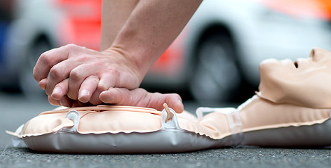 Herzmassage an einer Übungspuppe bei einem Erste-Hilfe-Kurs.