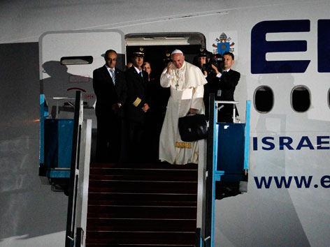 Papst Franziskus winkt beim Einsteigen ins Flugzeug