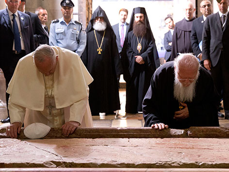 Papst Franziskus und Bartholomaios I. in der Grabeskirche in Jerusalem