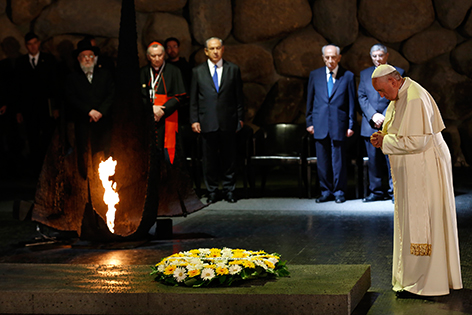 Papst Franziskus vor einem Blumenkranz in der Gedenkstätte Jad Vaschem