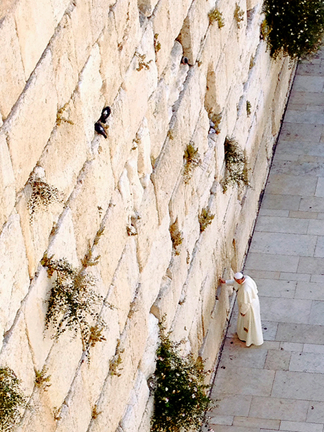 Papst Franziskus an der Klagemauer aus der Vogelperspektive