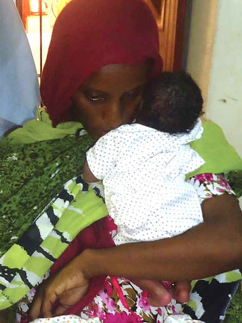 Die Sudanesin Meriam Ibrahim hält ihre neugeborene Tochter in den Armen