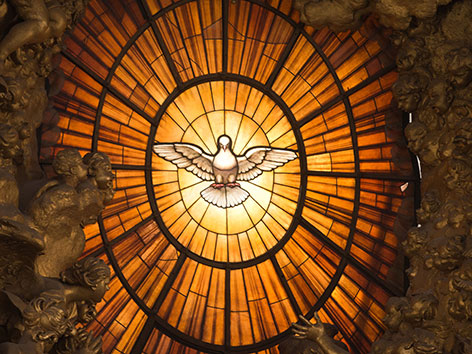 Ein Fenster mit der  Darstellung des Heiligen Geistes in Form einer Taube  im Petersdom in Rom