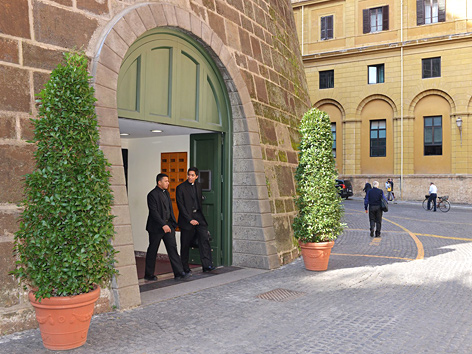 Eingang zur Vatikanbank IOP