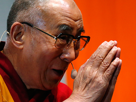 Der Dalai Lama mit gefalteten Händen