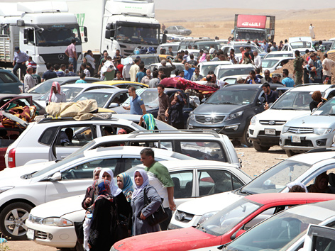 Menschen flüchten aus der Stadt Mossul