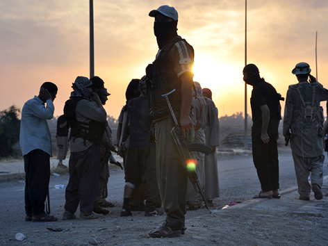 ISIS-Kämpfer stehen Wache in der nordirakischen Stadt Mossul