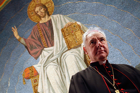 Kardinal Gerhard Ludwig Müller vor einem Jesus-Mosaik
