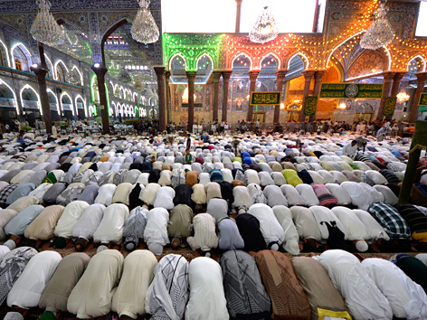 Schiiten beten am Imam-Hussein-Schrein in der heiligen Stadt Kerbala