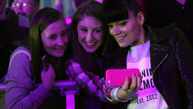 Fans machen ein Selfie mit Sängerin Lily Allen