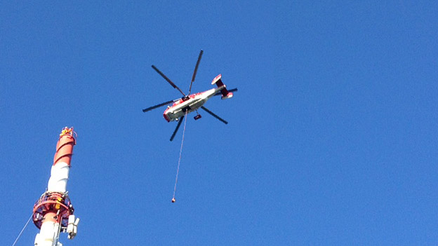 Ein Transporthubschrauber fliegt zur Antenne am Kitzbüheler Horn.