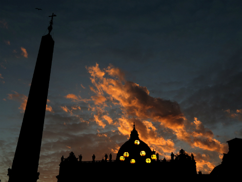 Umrisse des Obelisks auf dem Petersplatz und des Petersdoms vor bewölktem Abendhimmel