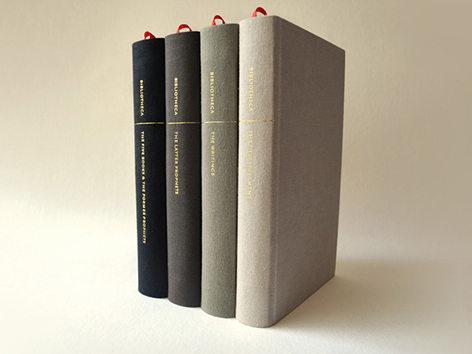 Buchrücken der vier Bände von "Bibliotheca"