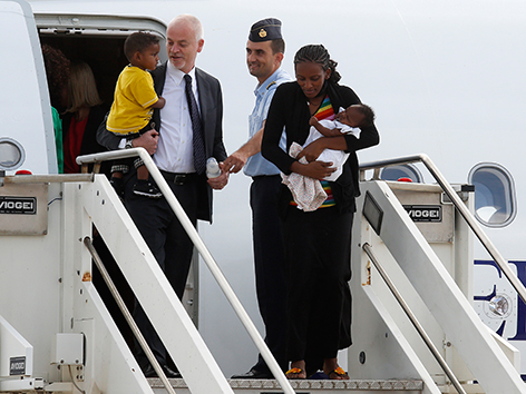 Meriam Jahja Ibrahim Ishak steigt mit ihren Kindern und dem italienischen Außenminister aus einem Flugzeug