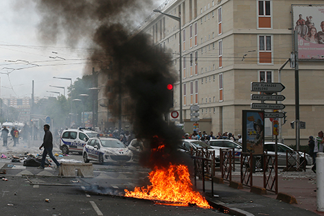 Feuer und Straßenblockade in einem Pariser Vorort