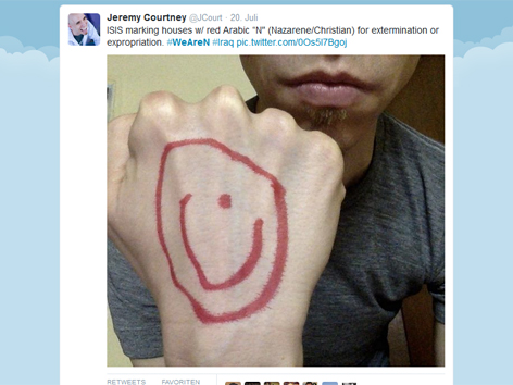 Twitter-Meldung von Jeremy Courntey mit Bild, auf dem er ein arabisches "N" auf seine Hand gemalt hat