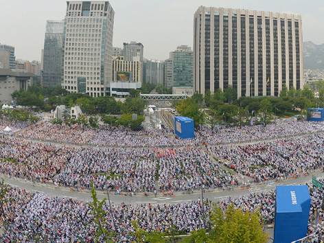 Teilnehmer der Messe mit Seligsprechungsfeier in Seoul
