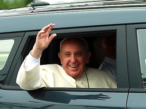 Papst Franziskus fährt Richtung Seoul