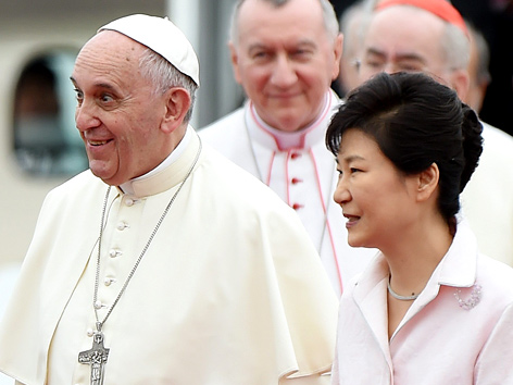 Papst Franziskus wird von Südkoreas Staatspräsidentin Park Geun-hye begrüßt.