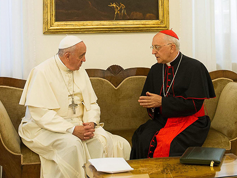 Papst Franziskus im Gespräch mit Kardinal Fernando Filoni