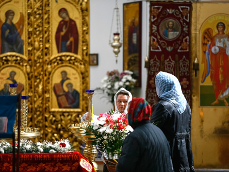 Frauen in einer orthodoxen Kirche in der Ukraine