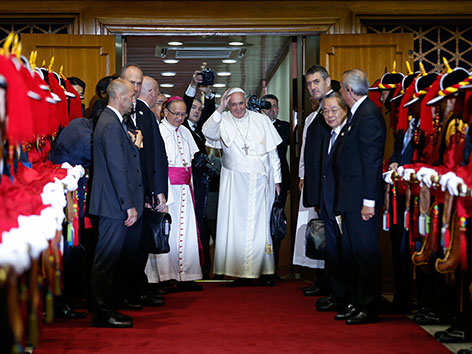 Papst Franziskus verabschiedet sich winkend von Seoul