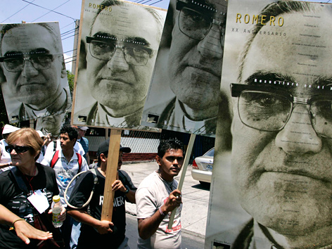 Oscar Romero auf Plakaten