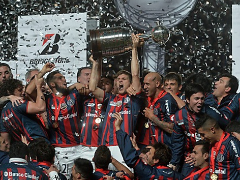 San Lorenzo mit Copa-Libertadores-Pokal