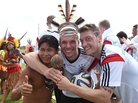 Brasilianer mit Mesut Oezil (r) und Lukas Podolski.