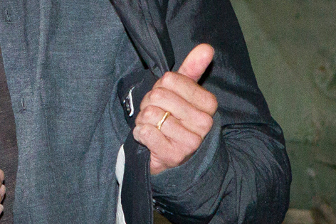 Nahaufnahme der Hand des frisch verheirateten Brad Pitt beim Fury Photocall im Bovington Tank Museum in Dorset