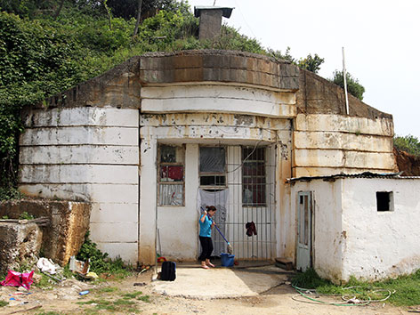 Eine albanische Familie vor ihrem Zuhause - einem ehemaligen Bunker