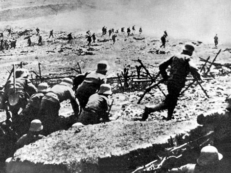 Ein schwarz-weiß-Foto von Soldaten im Kampf bei Isonzo