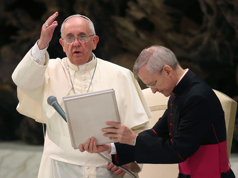 Papst Franziskus bei einer Generalaudienz mit Mikrofon