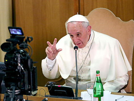 Papst Franziskus beim Video-Chat mit Jugendlichen
