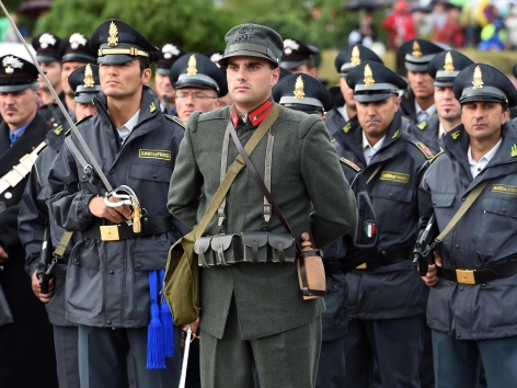 Soldaten in historischen Uniformen beim Weltkriegsgedenken