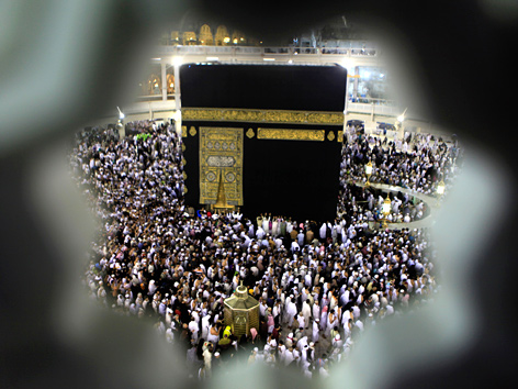 Muslime umkreisen die Kaaba in Mekka während des Hadsch