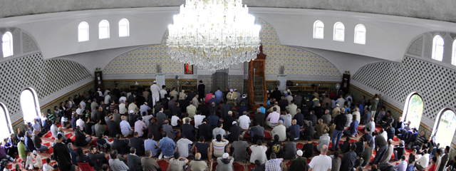 Muslime beim Freitagsgebet in der Moschee beim Hubertusdamm