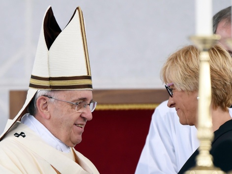 Papst Franziskus begrüßt die italienische Verteidigungsministerin Roberta Pinotti