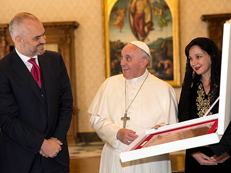 Papst Franziskus mit Albaniens Prämierminister Rama und dessen Frau Linda