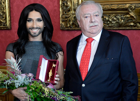 Conchita Wurst und Michael Häupl bei der Verleihung des Goldenen Rathausmann