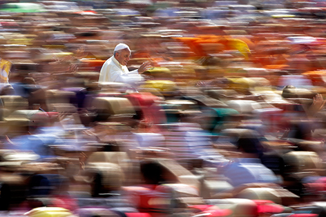 Papst Franziskus umgeben von einer Menschenmenge