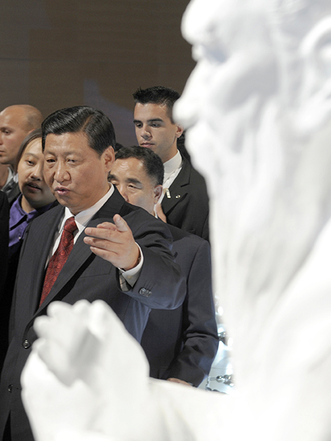 Chinas Präsident Xi Jinping zeigt auf eine Konfuzius-Statue
