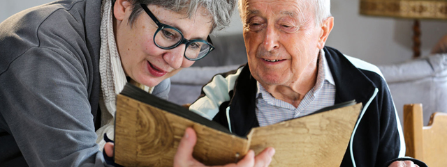 Regisseurin Ruth Deutschmann zeigt einem alten Mann ein Buch